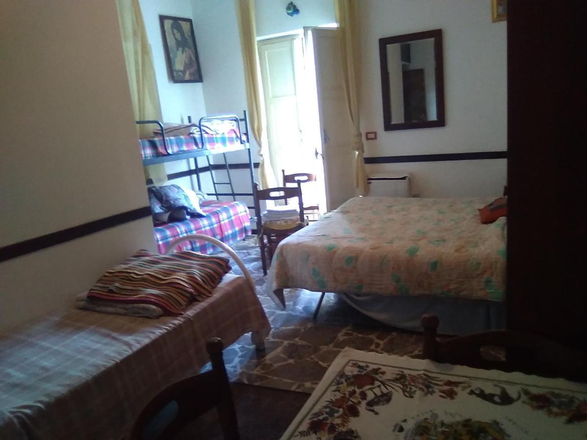 Room In Guest Room - Single Room With Shared Bathroom Taormina Luaran gambar