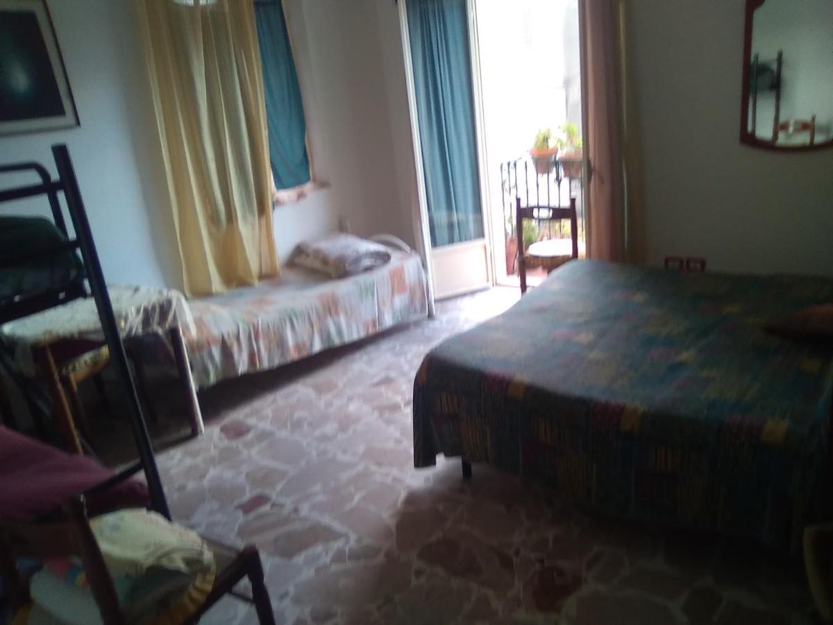 Room In Guest Room - Single Room With Shared Bathroom Taormina Luaran gambar